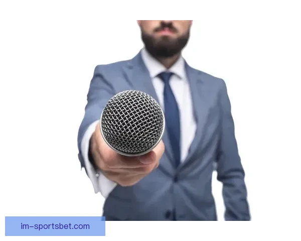 艾维街头演讲引关注 手持麦克风与路人分享独到见解与生活感悟 艾维街头演讲引关注 手持麦克风与路人分享独到见解与生活感悟